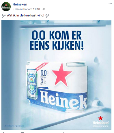 Een 3-pack van 0.0 biertjes van Heineken in een openstaande koelkast. De tekst "0.0 kom er eens kijken!" staat erboven en de caption is "Wat ik in de koelkast vind!"