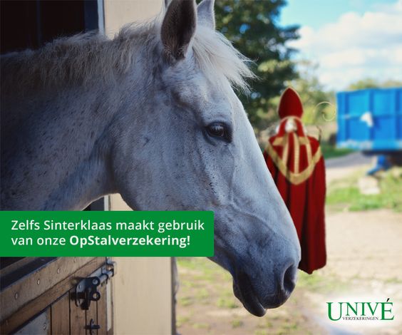 Sinterklaas die op de achtergrond wegloopt van een stal waar zijn paard in staat. De tekst "Zelfs Sinterklaas maakt gebruik van onze OpStalverzekering!" is eroverheen gezet.