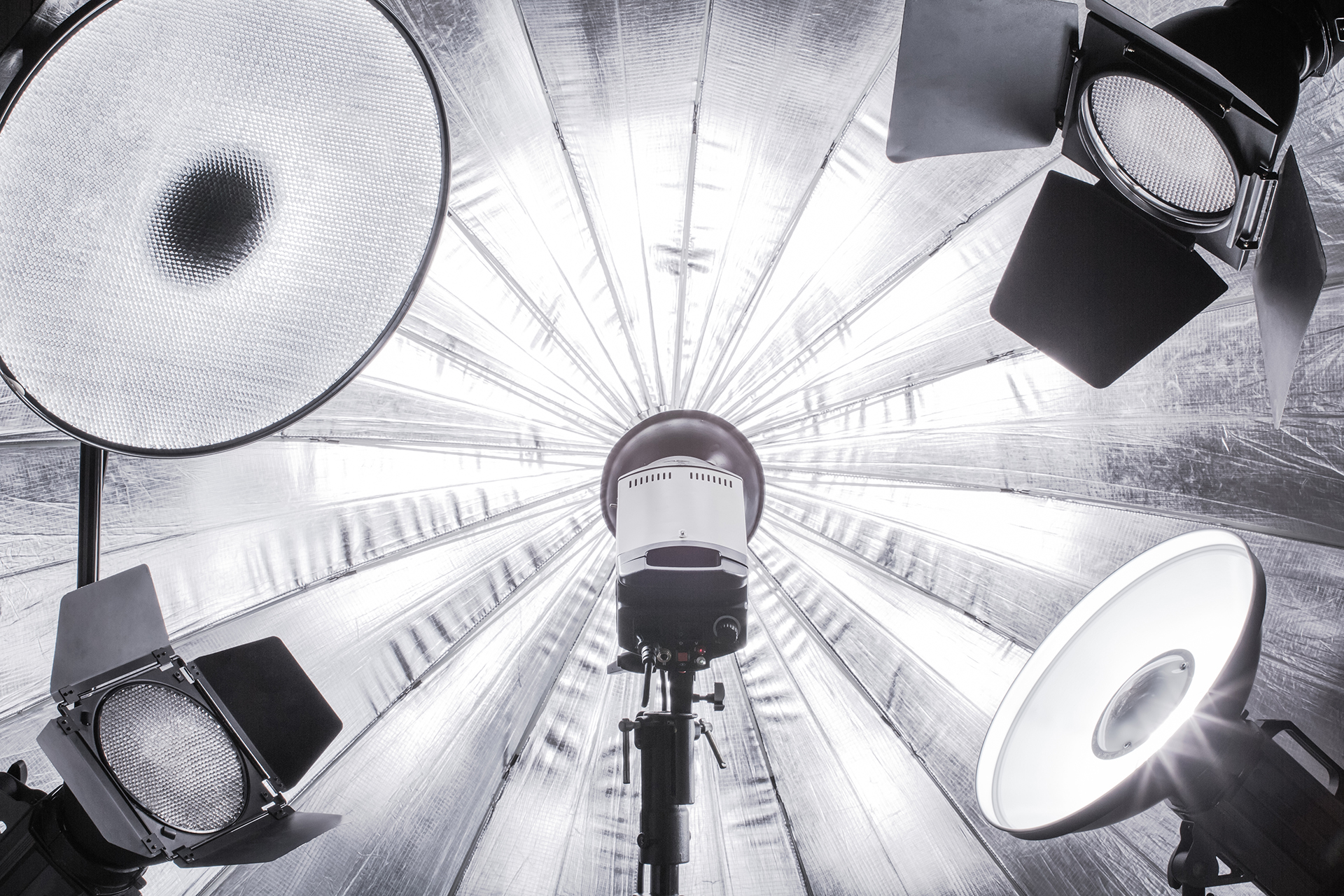 Photostudio,Lighting,Set,Up.,Big,Silver,Umbrella,On,Background,And